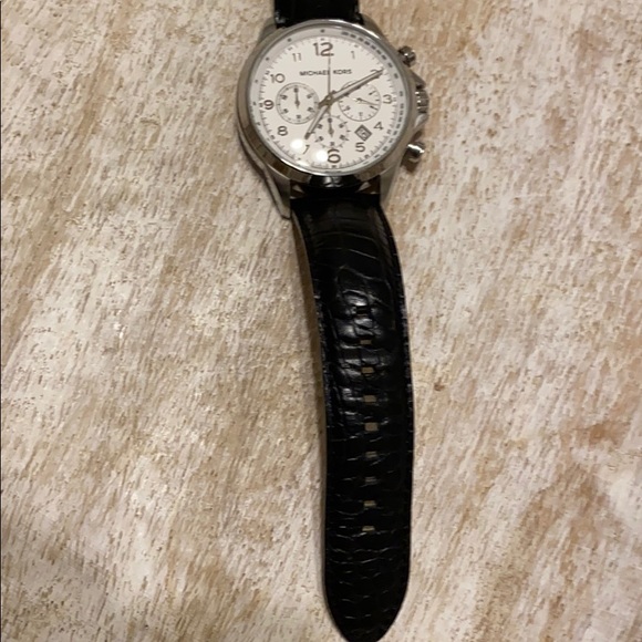 EUC Men’s Michael Kors Watch - Picture 2 of 8